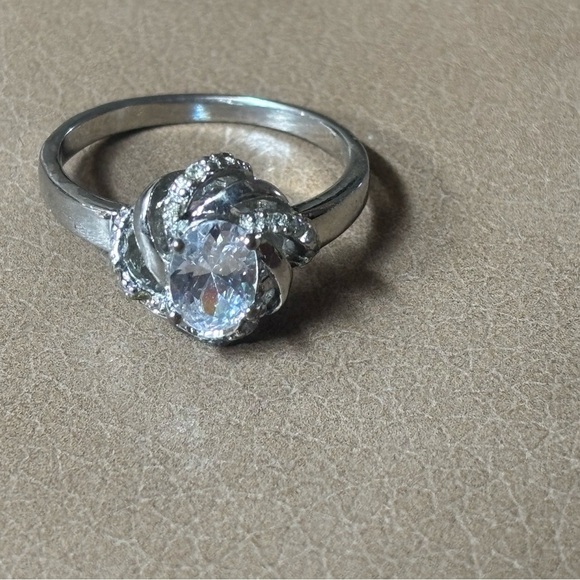 Elegant Silver Ring with Crystal Accent - Picture 2 of 2